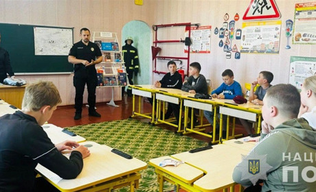 У Нікопольському районі поліцейські провели для дітей урок з безпеки на дорозі