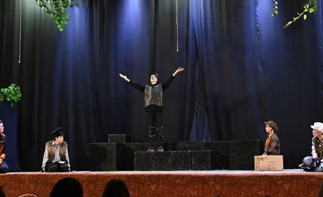 Собаки в контексті ... людяності: дебют юних кагарлицьких акторів на сцені МЦКД