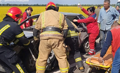 Зіткнення двох автомобілів, водія затисло в салоні: у П’ятихатках сталася серйозна ДТП (фото)