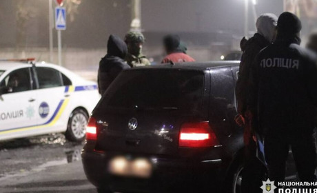 Вимагали гроші від мешканців та катували людей: на Київщині затримали злочинну групу осіб