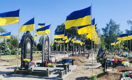 Покровська громада оновила прапори на могилах загиблих захисників України
