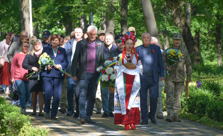 У Кагарлику біля Меморіалу Слави вшанували пам'ять героїв Другої світової війни