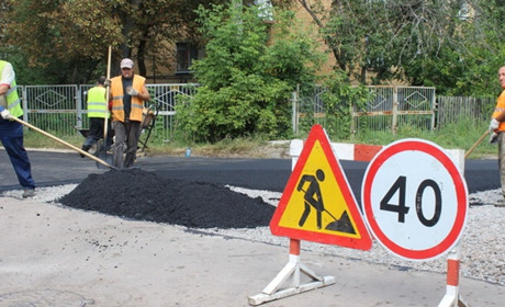 В Покровську витратять 2,3 млн грн на ремонт дороги на вулиці, яку ремонтували торік