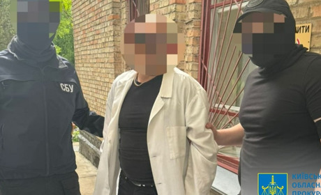 На Київщині викрили медика, який вимагав хабар у розмірі 2000 доларів США