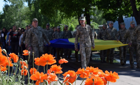 Вшанування пам'яті полеглих Героїв: у Краснограді відкрили інсталяцію та провели виставку. Відео