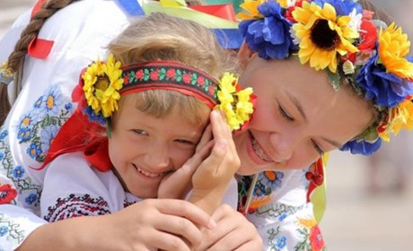 Травневі конкурси в Торецькій громаді: святкуємо разом День Європи, День матері та День вишиванки