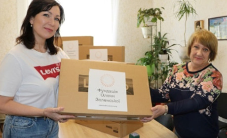 Нікопольські школярі отримали нову партію ноутбуків для дистанційного навчання