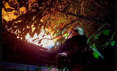 У Ржищеві посеред ночі гасили пожежу два підрозділи рятувальників