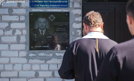 У Покровську вшанували пам'ять загиблого героя ДСНС Віталія Кінця