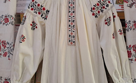 ЕКСПОНУЄТЬСЯ ВИСТАВКА ДО ДНЯ ВИШИВАНКИ