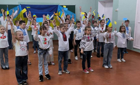 Вшанування Героїв, флешмоб, подарунки: Красноград яскраво відсвяткував День вишиванки. Фото та відео