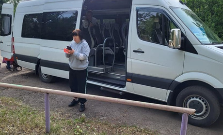 Попри небезпеку, лише одиниці евакуюються з зони бойових дій на Донеччині. 18 травня черговий рейс