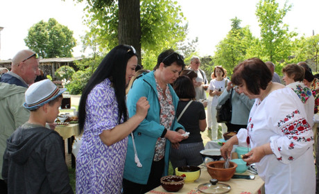 У громаді відкрили туристичний сезон: пригощали стравами, провели екскурсію, продавали вироби