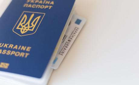 Паспортний сервіс за кордоном відновлює "живу чергу": деталі