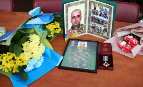 Нагорода Герою: рідним загиблого воїна із Старокостянтинова вручили Орден «За мужність» ІІІ ступеня