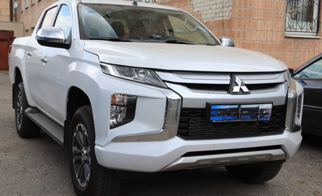 Лозівська громада передала харківським прикордонникам автомобіль Mitsubishi L200
