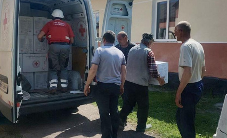 Жителям села з прикордоння Глухівщини волонтери надали гуманітарну допомогу