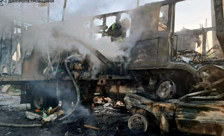 Поблизу П'ятихаток горіли автівки: загинули люди