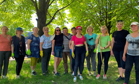 У Жовтих Водах місцеві разом з переселенцями та комунальниками взялися облаштовувати міські клумби
