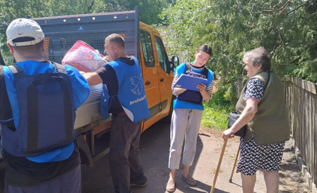 Волонтери надали допомогу жителям села на Глухівщині та евакуювали звідти маломобільну жінку