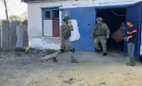 Життя під обстрілами. Жителям деокупованої Макіївки поліцейські привезли продуктові набори і хліб