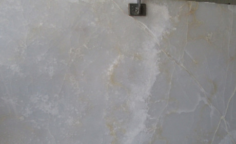 Краса та елегантність: навіщо вибирати камінь онікс