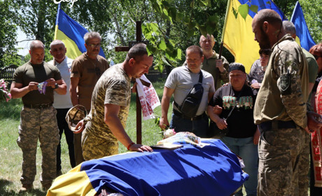 Воїн з Бахмуту: у селі Шевченка провели у засвіти Владислава Лапикова (ВІДЕО)