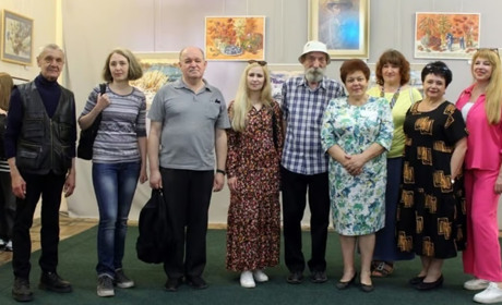 Троє художників з Нікополя представили картини на виставці «Весняний розмай»