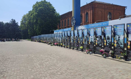 Довга низка світлин на Алеї пам'яті в Краснограді поповнилась новими стендами, але вони не останні