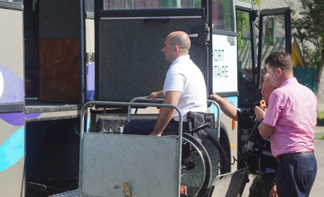 Переселенцям-візочникам з Луганщини надають безоплатні перевезення. Як скористатися послугою