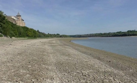 Дністер без води: що відбувається. Мережу заполонили фото апокаліптичних краєвидів річки