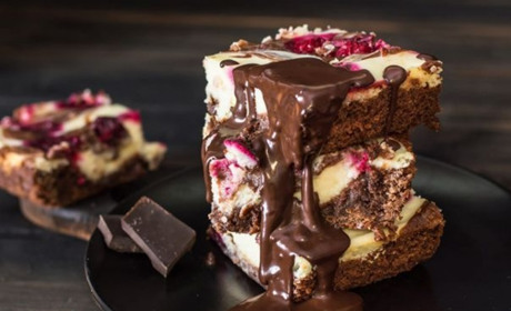 Готуємо сьогодні. Рецепт брауні з вишнями та сиром