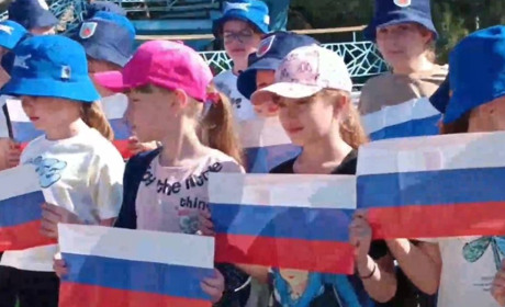 Триколори та ведмеді: окупанти перетворили бердянську «Червону гвоздику» на табір пропаганди