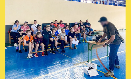 Потримали дрони й дізналися про їх функції: зустріч кагарлицьких борців з представником аеророзвідки