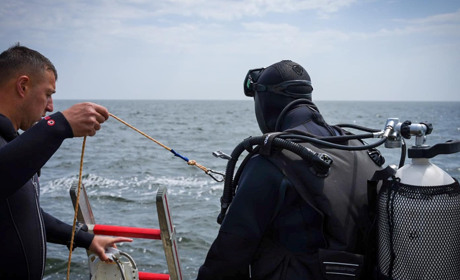 Водолази дістали з води тіло лейтинантки поліції, яку знесло хвилею на пірсі в Одесі