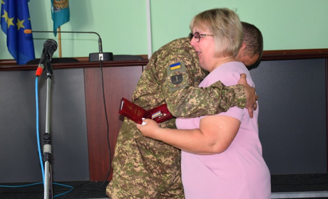 Орден за мужність ІІІ ступеня (посмертно) вручили матері біляївця Дмитра Яровенка