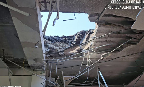 На Херсонщині російські терористи поцілили у житлові квартали, медичний центр та торговий центр