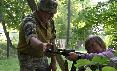 Баранівські вчителі взяли зброю до рук: практичні військово-патріотичні заняття
