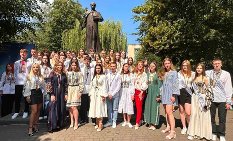 Золоті і срібні медалісти 2024: хто вони і у якій школі Старокостянтинівщини найбільше