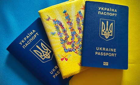 Отримати паспорт за кордоном чоловіки зможуть за наявності військових документів