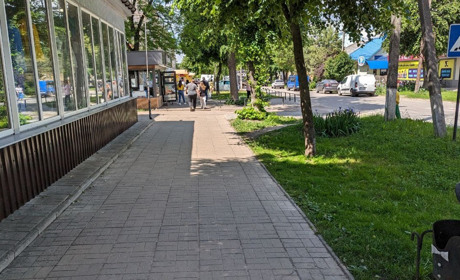 З парасольками й в панамах. Протягом тижня погода буде спекотною, однак дощовою