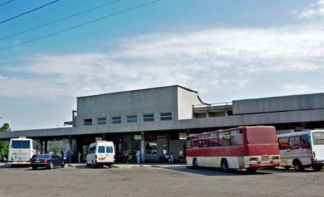 В Мелітополі під час поїздки на автобусі чоловік у військовій формі з ножем вимагав поклони