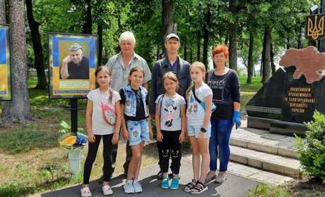 «Квітни. Допомагай. Перемагай!». У Березівській громаді висадили квіти в межах патріотичної акції
