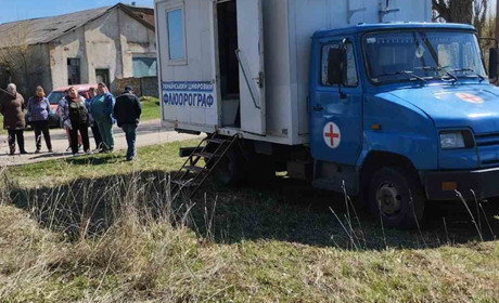 Працює пересувний флюорограф, а лікарі центру ПМСД проводять огляди