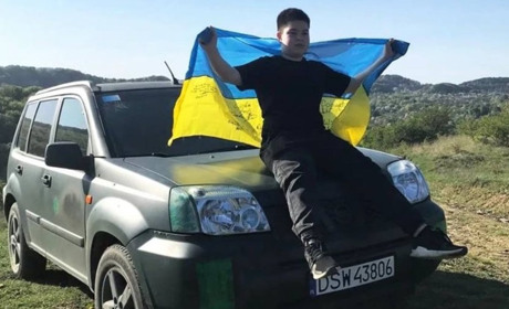 Співав на вулицях: 14-річний волонтер з Драчинців купив авто для військових