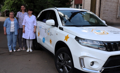 Патронажні медсестри Покрова отримали легковий автомобіль для роботи