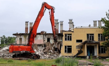 У Чернігові розпочато демонтаж двох шкіл, зруйнованих російськими авіаударами