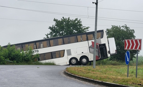 Біля Чорткова автобус з дітьми, що поверталися з відпочинку у Болгарії, з’їхав у кювет