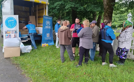Волонтери передали будівельні матеріали для ремонту житла мешканцям села Бачівськ
