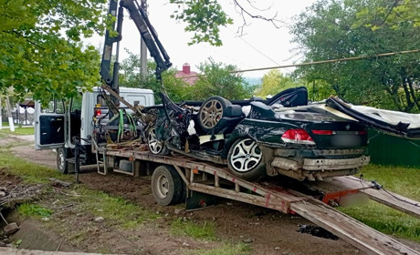 На Одещині п'яний водій влетів в електроопору. Він вижив, а його пасажири, молода пара, загинули